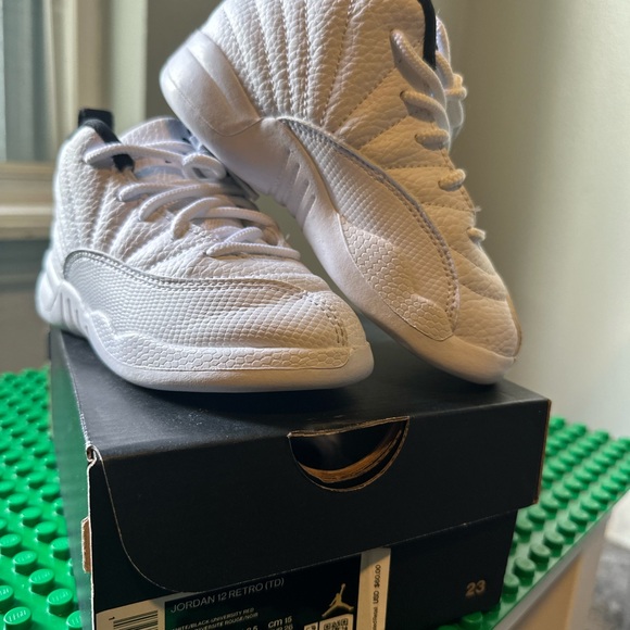 Jordan 12 Retro - Picture 2 of 5